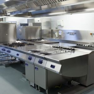 Desinfectante desengrasante para la limpieza del piano en su cocina profesional.